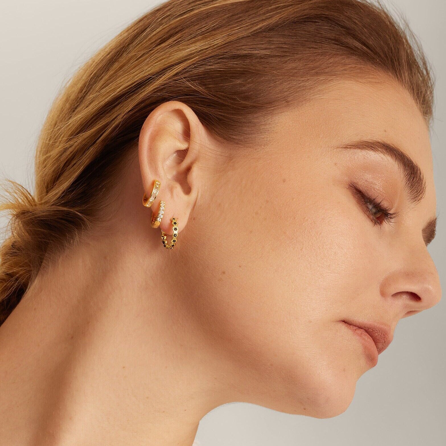 18K Gold Baguette Huggies: Elegant Diamond Earring